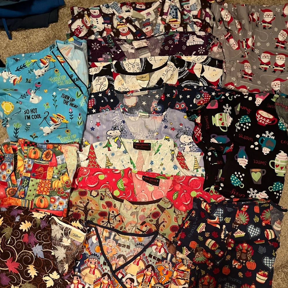 15 Holiday scrub shirts, very good condition. All size small or medium